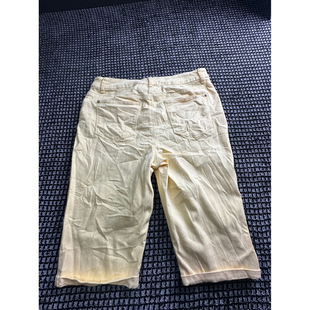 Chico's So Slimming Girlfriend Shorts Womens 0.5R Yellow Excellent Slim Leg - Picture 3 of 6
